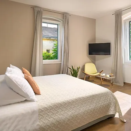 Emerald Apartment Apartment